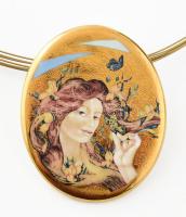 Hollóházi Faragó Miklós (1947- ) által tervezett mintával díszített porcelán medál, mellé gyűrű és f...