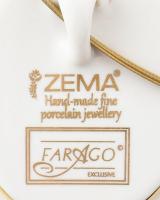 Hollóházi Faragó Miklós (1947- ) által tervezett mintával díszített porcelán medál, mellé gyűrű és f...