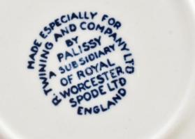 Royal Worcester nagy teás csésze alátéttel, jelzett, csészén sérüléssel, d: 18 cm, m: 10 cm