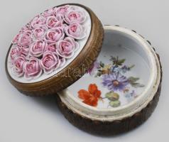 19. sz., plasztikus rózsa díszítéssel bonbonier, bronz szerelékkel, d: 9 cm