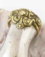 Női kéz alakú gyűrűtartó, fém, márvány talapzaton, monogrammal díszítve, kopással, 13,5x9 cm