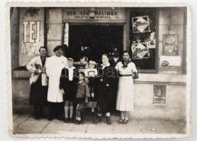 cca 1920-1930 Bor-sör-pálinka kimérés, üzlet bejárata reklámokkal (Flora, Sidol, Boxy), fotó, 8,5x6 cm