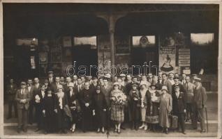 1926 Pécs, észt-finn egyetemi diákcsoport fogadása a pályaudvaron, a háttérben reklámplakátokkal, fotólap, 13x8,5 cm