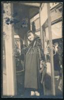 1932 Budapest, hölgy telefonfülkében, fotó, felületén törésnyom, foltos, 7,5×5 cm