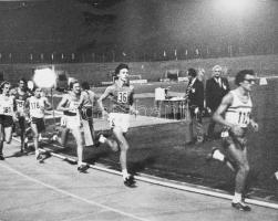 cca 1960-1990 Fancsali András atléta, hosszútávfutó vegyes iratai: fotók, meghívók, műsorfüzetek, ed...