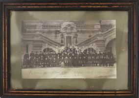 1908 Budafoki szőlészeti és borászati tanfolyam résztvevőinek csoportképe, nagyméretű fotó, Hollenzer és Okos budapesti fényképészek felvétele, kissé sérült, üvegezett fakeretben, 38,5x23,5 cm (keret: 56x39,5 cm)