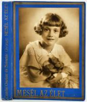 Gárdai Oszkár - Szinetár György: Mesél az Élet. Bp.,(1933.),Novák J., 1 (díszcímlap) t. + 222+1 p. A címlap és az illusztrációk Szűr Szabó József munkája. Egészoldalas illusztrációkkal. Kiadói aranyozott egészvászon-kötés, az elülső borítón felragasztott eredeti fényképpel, kopott borítóval, kissé laza fűzéssel, a gerincen kis sérüléssel.