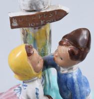 Kerámia figurális jelent, Budapestre megy a legény. Mázas kerámia, jelzett, hibátlan. 18 cm