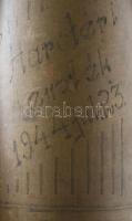 1944 Harctéri emlék töltényhüvelyből készült díszváza vésésekkel, monogrammal. 16 cm