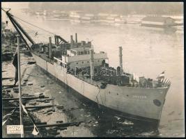 cca 1941 Ungvár tengerjáró hajó fotója, Bp., Ganz, a hátoldalán feliratozva, pecséttel jelzett, 17x24 cm. A hajó összesen 10 hónapot élt meg a vízre bocsátásától az elsüllyedéséig.