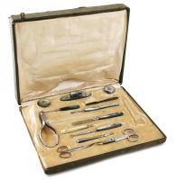 Francia antik manikűr szett, 2 db hiánnyal, eredeti sérült dobozában