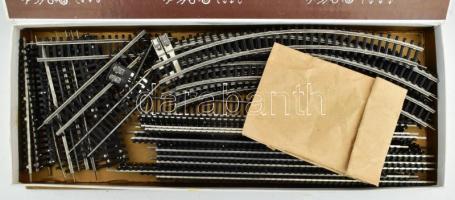 Modell vasút készlet Teljes felszerelés, sínek, trafó, tereptárgyak, 4 kocsi nagyrészt eredeti doboz...