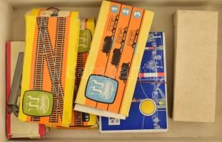 Modell vasút készlet Teljes felszerelés, sínek, trafó, tereptárgyak, 4 kocsi nagyrészt eredeti doboz...