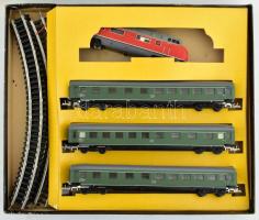 Modell vasút készlet Teljes felszerelés, sínek, trafó, tereptárgyak, 4 kocsi nagyrészt eredeti doboz...