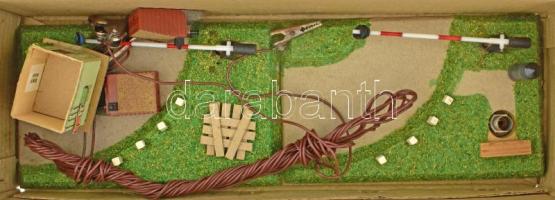 Modell vasút készlet Teljes felszerelés, sínek, trafó, tereptárgyak, 4 kocsi nagyrészt eredeti doboz...