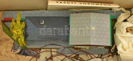 Modell vasút készlet Teljes felszerelés, sínek, trafó, tereptárgyak, 4 kocsi nagyrészt eredeti doboz...