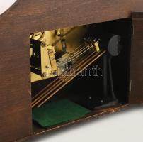 Westminster dallamot is játszó felesütős, ingajáratos kandallóóra. Faragott fa, jelzés nélkül,működő...