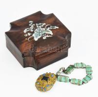 Régi ékszeres fa ládika. Gyöngyház berakással. 10x10 cm, benne zöld köves karkötő, áttört fém bross