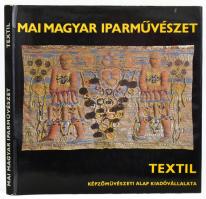 Koczogh Ákos: Textil. Mai magyar iparművészet. Bp., 1975, Képzőművészeti Alap Kiadóvállalata. Kiadói egészvászon-kötésben, jó állapotban. Kiadói papír védőborítóval.