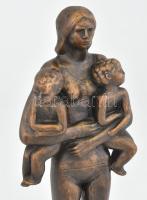 Kampfl József (1939-2020) anya gyermekekkel bronzírozott műgyanta. jelzett 30 cm