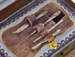 Régi piperedoboz, faragott fa, bronz veretekkel, kulcs nélkül, benne piperekészlet, kopással, 15x11x...