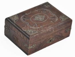 Régi piperedoboz, faragott fa, bronz veretekkel, kulcs nélkül, benne piperekészlet, kopással, 15x11x...