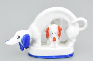 cca 1930 Porcelán kutya pár figura, kis váza résszel, jelzéssel, minimális kopással, h: 9,5 cm