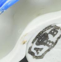 cca 1930 Porcelán kutya pár figura, kis váza résszel, jelzéssel, minimális kopással, h: 9,5 cm