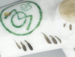 Metzler & Ortloff kutya figura, jelzéssel, kis kopással, h: 6,5 cm