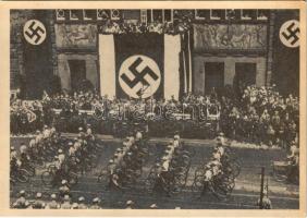 Kerékpáros katonák felvonulása, horogkeresztes zászlók / military parade, swastika flags (14,3 x 10,5 cm)