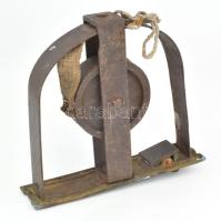 cca 1900 Korányi és Fröhlich Redőnygyár hevederház, vas, bronz, jelzéssel, 20x21 cm