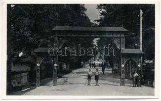 1942 Borszék, Borsec; bejárat a fürdőtelepre. Heiter György udvari fényképész eredeti felvétele és kiadása / entry to the spa resort