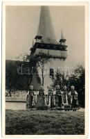 Körösfő, Izvoru Crisului (Kalotaszeg, Tara Calatei); templom előtt, népviselet / in front of the church, folklore