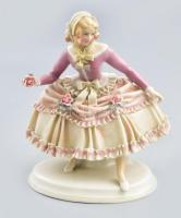 Ens hölgy virággal, jelzéssel, szoknyán kis hiányokkal, m: 17 cm