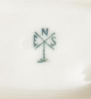 Ens hölgy virággal, jelzéssel, szoknyán kis hiányokkal, m: 17 cm