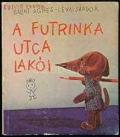 Bálint Ágnes Lévai Sándor: A Futrinka utca lakói. Bp., 1966. Móra. Kis kopással a sarkokon Kihajtható képeskönyv