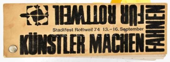 Künstler machen Fahnen für Rottweil (Művészek zászlót készítenek Rottweil városának). Stadtfest Rottweil 74 /13.-16. September. Többek közt Bak Imre, Fajó János, Gáyor Tibor, Hencze Tamás, Kocsis Imre, Maurer Dóra, Mengyán András, Nádler István valamint neves német és nemzetközi művészek alkotásaival. Nyomat, karton, jelzett a nyomaton. Fedlap velúr betűkkel borítva. Kb. 250 oldal. 22x7,3x7,6 cm. Fedlap és néhány lap alja kissé foltos. Ritka avantgárd kiadvány!