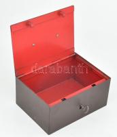 Masszív antik vas széf, kopottsággal, jelzés nélkül, kulccsal, zárható, 20x14,5x9 cm