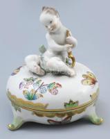Herendi puttó figurával díszített Viktória mintás bonbonier, három lábon áll, jelzéssel, minimális kopottsággal, m: 15 cm