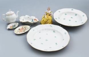 7 darabos illusztris porcelán tétel: Óherendi lapostányér, Óherendi mélytányér, Herendi levél alakú kínáló, Herendi hamuzó, Zsolnay virágmintás ékszeres tálka, antik porcelán gyermekjáték kiöntő, antik hölgy figurális bonbonier. Különböző jelzésekkel, néhol kopással, hamuzón kis pattanással, vegyes méretben.