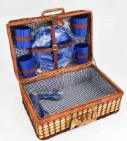 Piknik kosár, rattan, műanyag evőeszközökkel, jó állapotban, 45x30x20 cm