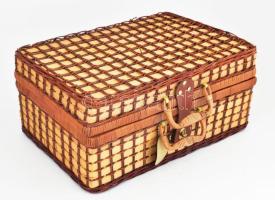 Piknik kosár, rattan, műanyag evőeszközökkel, jó állapotban, 45x30x20 cm