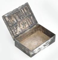 Tevan Margit (1901-1978): Iparművész fém doboz, plasztikus figurális díszítéssel. Réz, jelzett, kopá...
