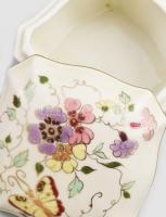 Zsolnay pillangó mintás bonbonier, kézzel festett, jelzett, hibátlan (alján mázrepedéssel), 10,5x10,...