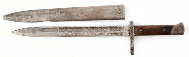 Mannlicher M1895 bajonett, jelzett (F.G.GY gyártói jelzéssel), fém hüvellyel, korának megfelelő, kissé viseltes állapotban, h: 35,5 cm