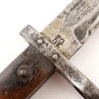 Mannlicher M1895 bajonett, jelzett (F.G.GY gyártói jelzéssel), fém hüvellyel, korának megfelelő, kis...