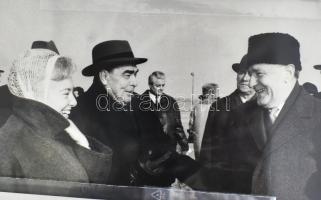 cca 1970-1980 Leonyid Brezsnyev, az SZKP főtitkára Magyarországon: Kádár János társaságában, ünneplő...