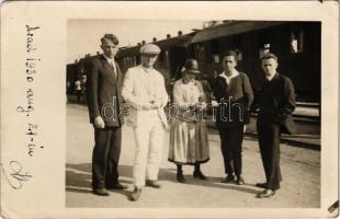 1930 Arad, csoportkép a vasútállomáson, vonat / railway station. photo (EK)