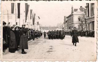 1941 Muraszombat, Murska Sobota; bevonulás, katonák. Reesch-Kolossa fényképészeti műterme / entry of the Hungarian troops. photo (ragasztónyom / glue mark)