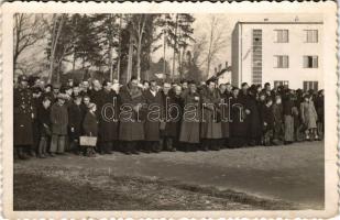 1941 Muraszombat, Murska Sobota; bevonulás, nézők. Reesch-Kolossa fényképészeti műterme / entry of the Hungarian troops. photo (ragasztónyom / glue mark)